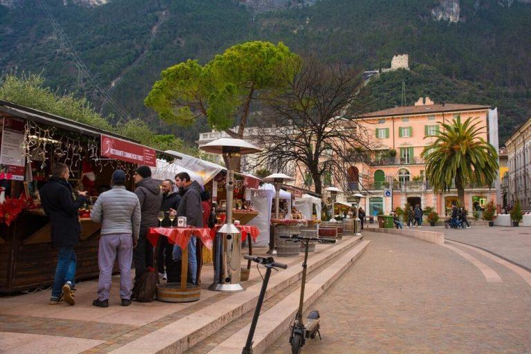 שוק כריסמס - Riva Del Garda, Italy