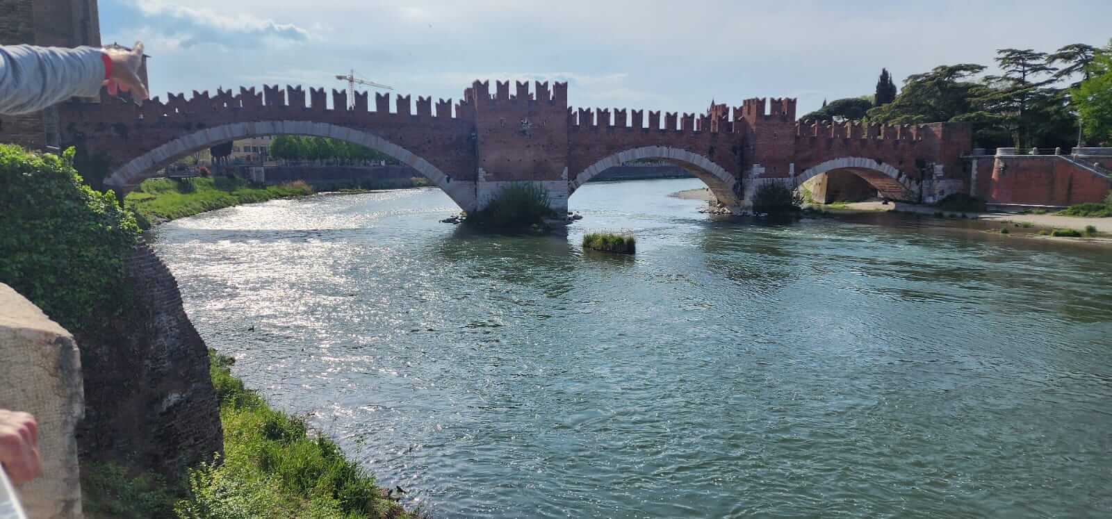 צפון איטליה באפריל - החומות בורונה, גשר שניתן לעבור בו מצד לצד. חינם