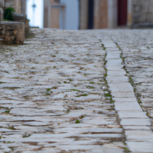 רחוב מרוצף אבן מקסים בכפר גרגאנו מסורתי