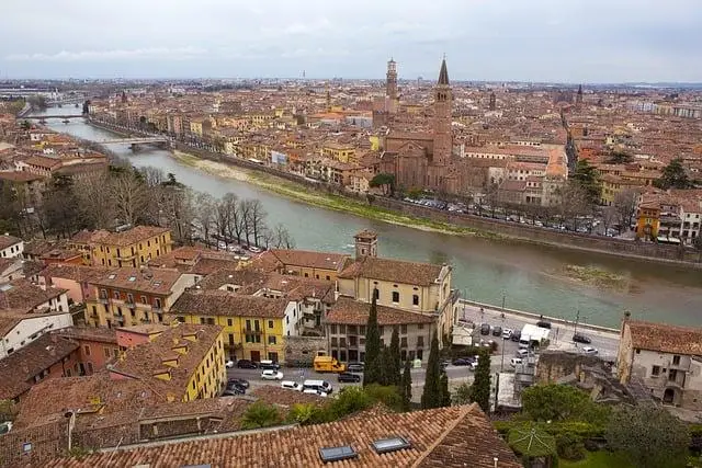 ורונה מציעה מגוון רחב של אטרקציות תיירותיות, כולל ארמונות, כנסיות, מוזיאונים וגלריות