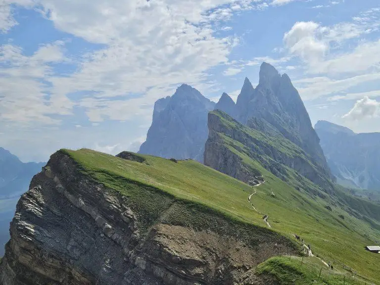 Seceda בדולומיטים מעל העיירה אורטיזיי
